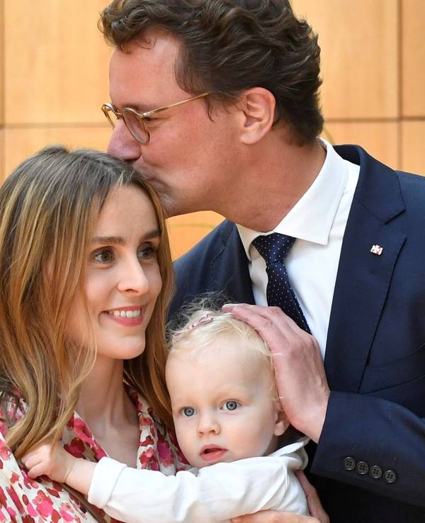 Hendrik Wüst küsst seine Ehefrau Katharina und Tochter Philippa im Landtag.