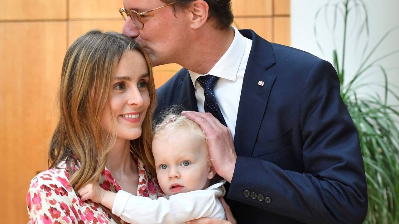 Hendrik Wüst küsst seine Ehefrau Katharina und Tochter Philippa im Landtag.