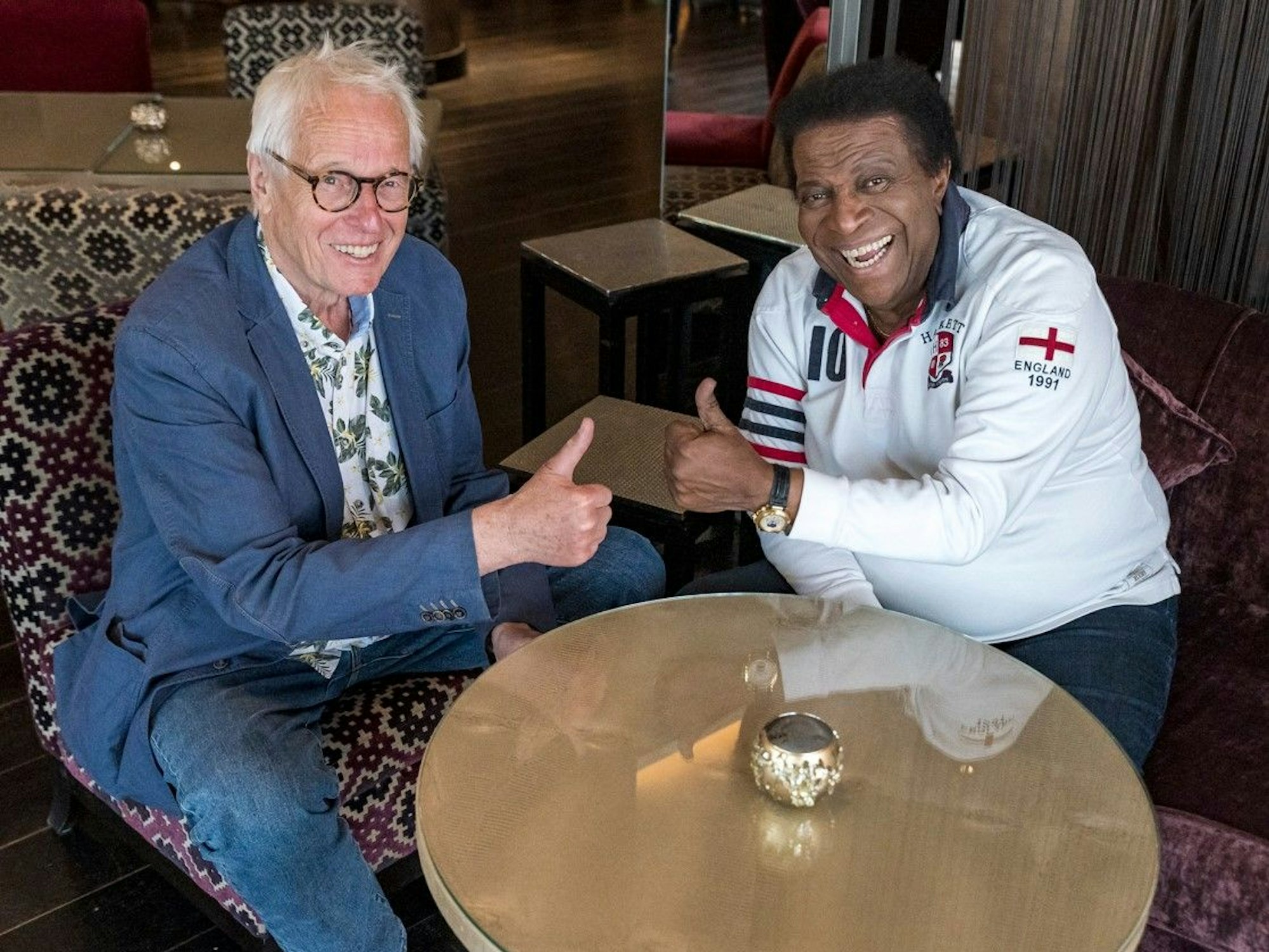 Roberto Blanco und EXPRESS-Reporter Horst Stellmacher am 23. Mai 2022 beim Interview mit Kölner Savoy-Hotel.
