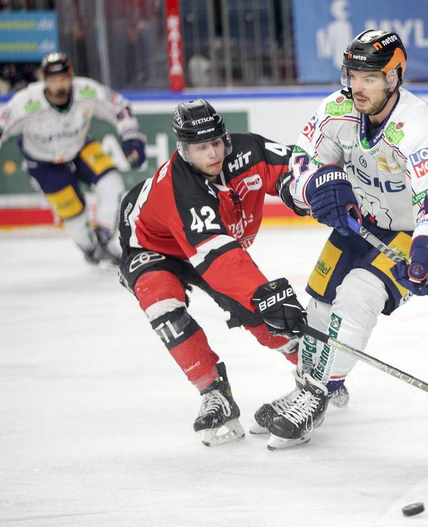 Luis Üffing kämpft mit Simon Despres um den Puck.