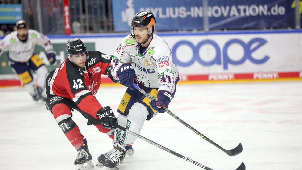Luis Üffing kämpft mit Simon Despres um den Puck.