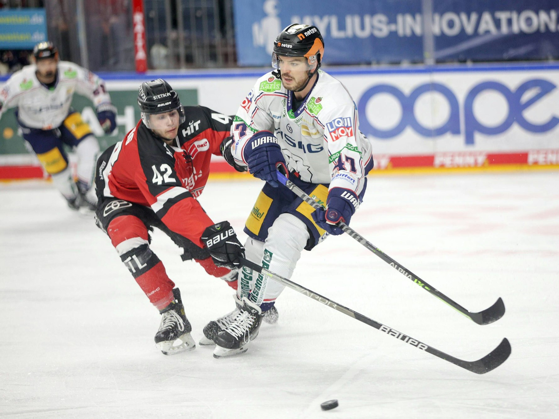 Luis Üffing kämpft mit Simon Despres um den Puck.