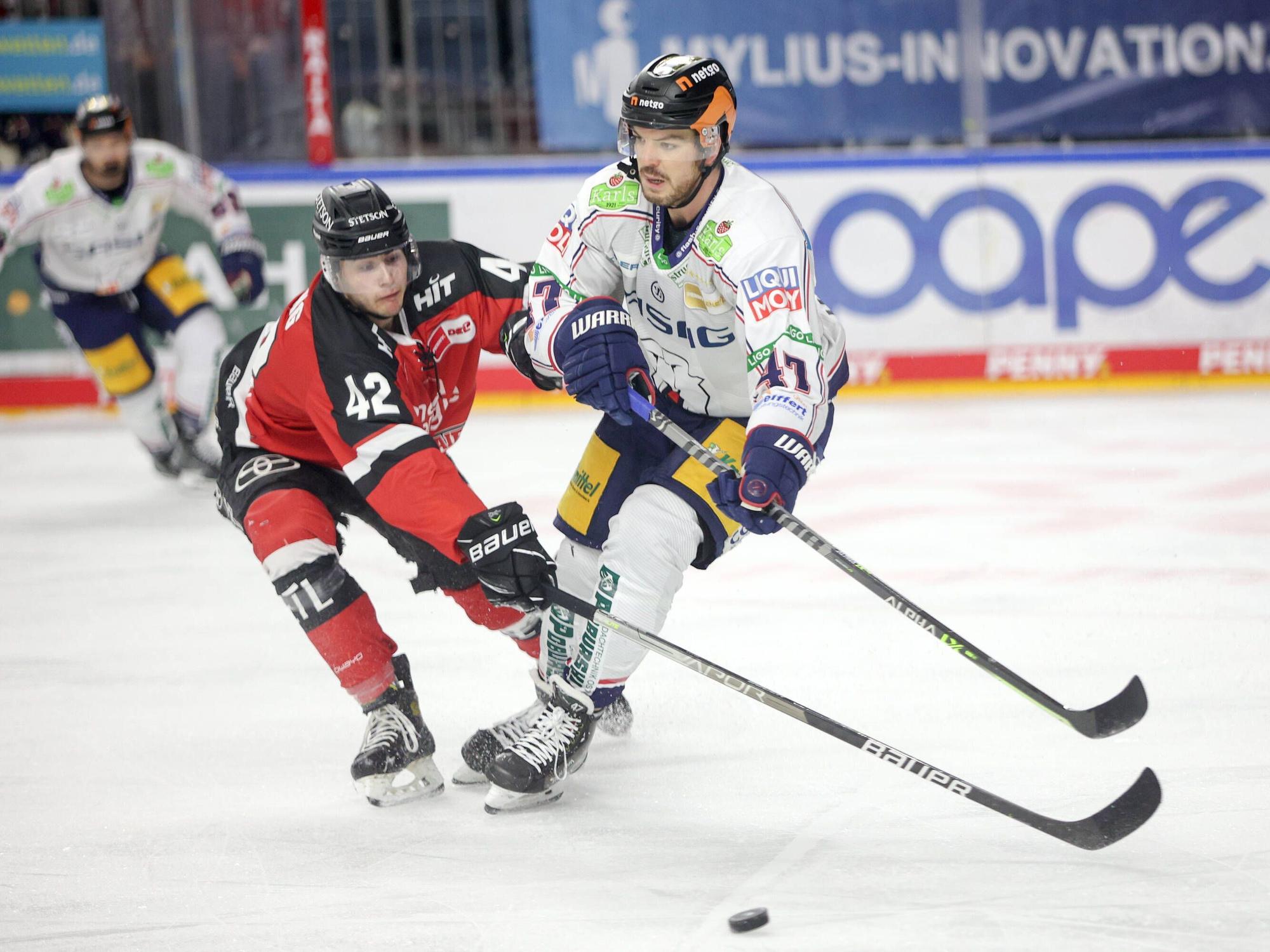 Luis Üffing kämpft mit Simon Despres um den Puck.