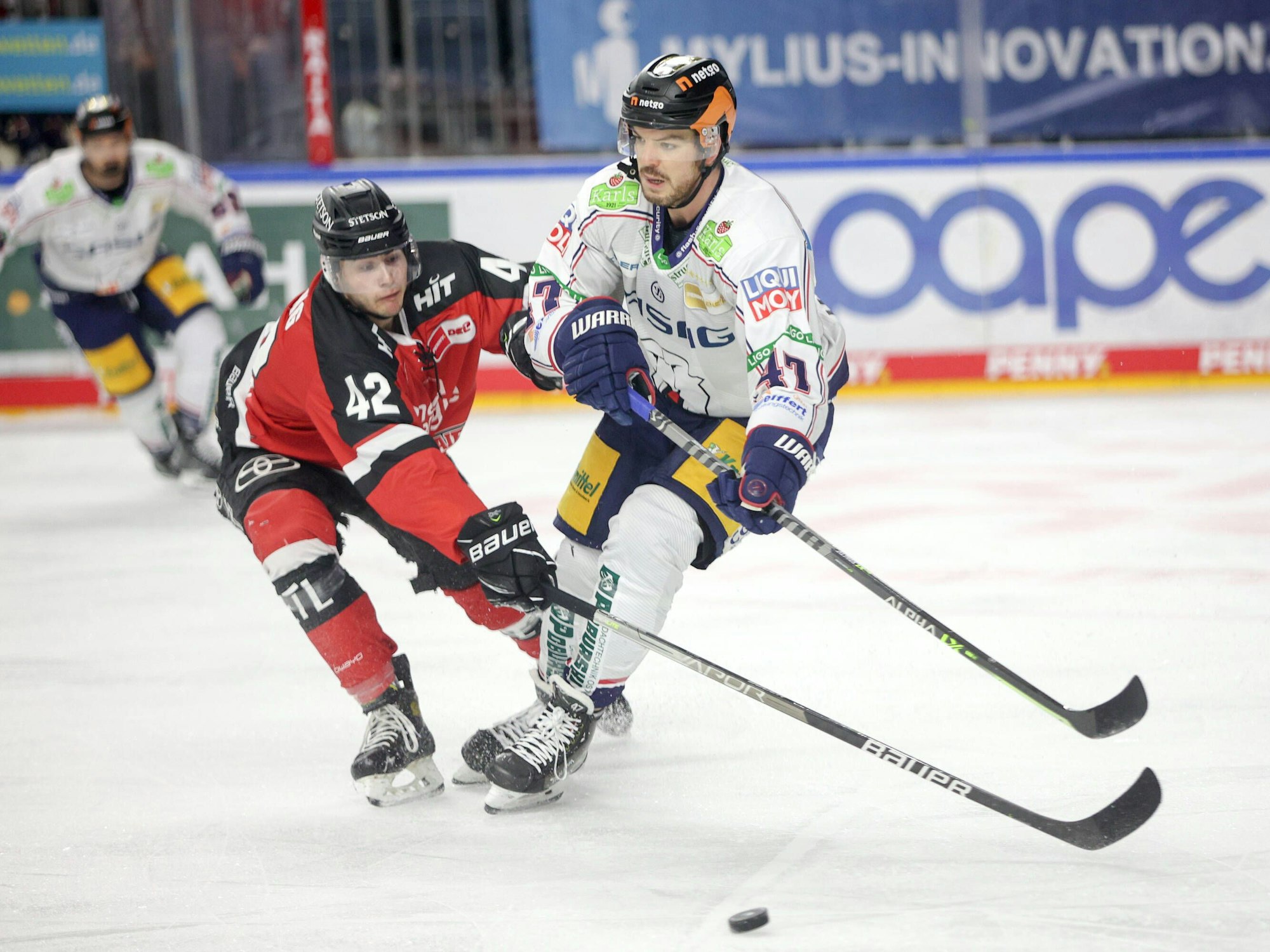 Luis Üffing kämpft mit Simon Despres um den Puck.