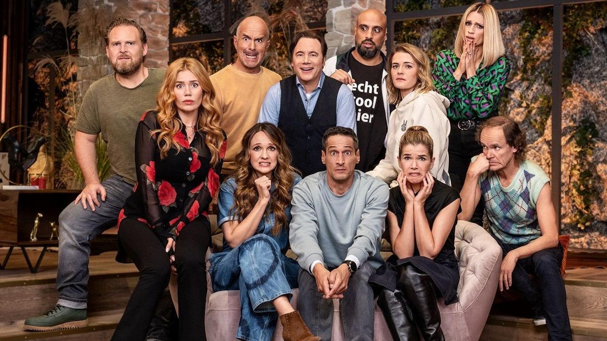 Die Comedians Axel Stein (hintere Reihe, l-r), Christoph Maria Herbst, Michael "Bully" Herbig, Abdelkarim, Hazel Brugger, Michelle Hunziker, sowie Palina Rojinski (vordere Reihe, l-r), Carolin Kebekus, der verstorbene Mirco Nontschew, Anke Engelke und Olaf Schubert blicken in die Kamera.