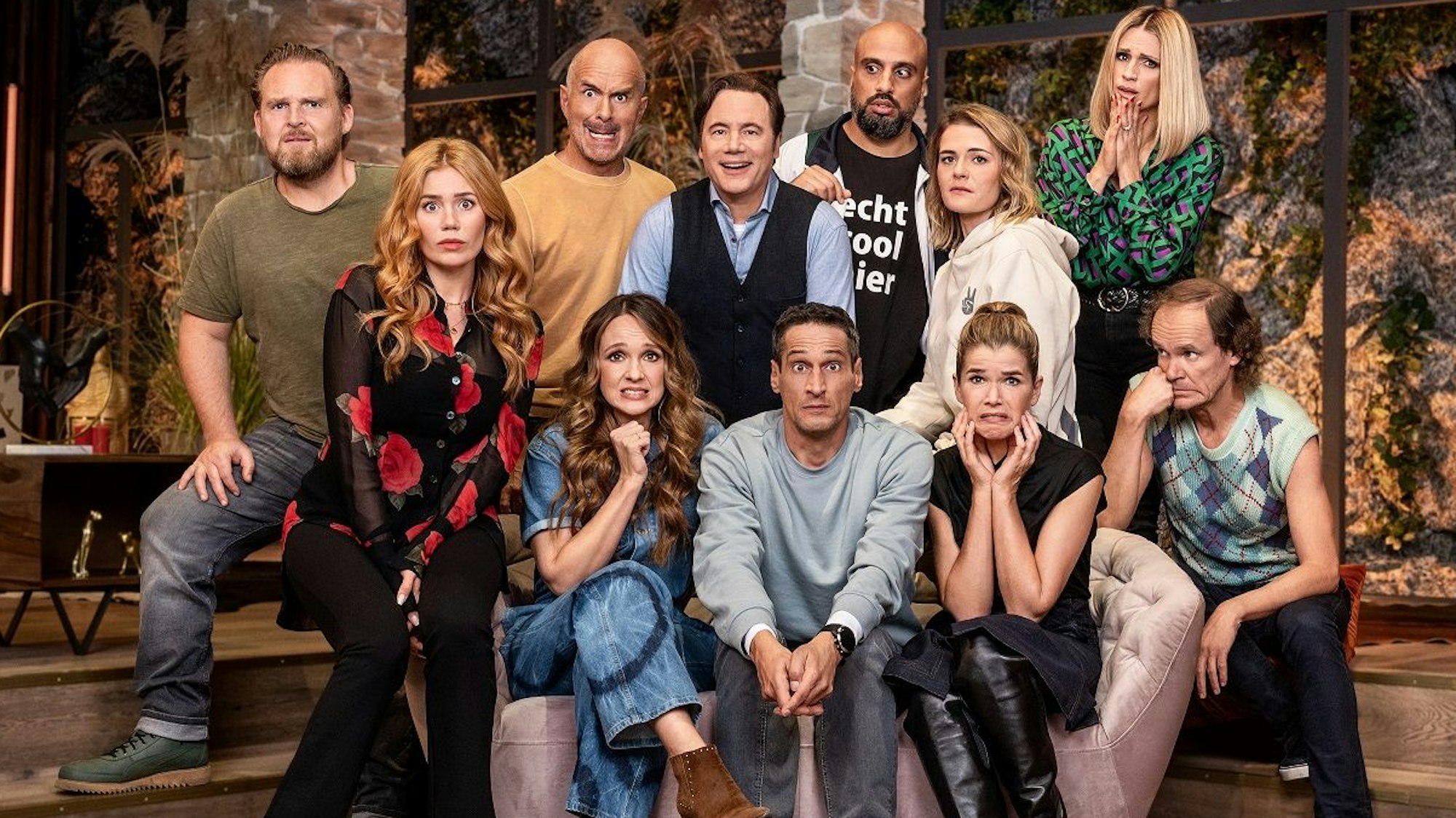 Die Comedians Axel Stein (hintere Reihe, l-r), Christoph Maria Herbst, Michael "Bully" Herbig, Abdelkarim, Hazel Brugger, Michelle Hunziker, sowie Palina Rojinski (vordere Reihe, l-r), Carolin Kebekus, der verstorbene Mirco Nontschew, Anke Engelke und Olaf Schubert blicken in die Kamera.