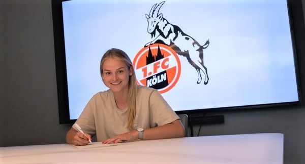 Lena Uebach unterschreibt beim 1. FC Köln ihren Vertrag.