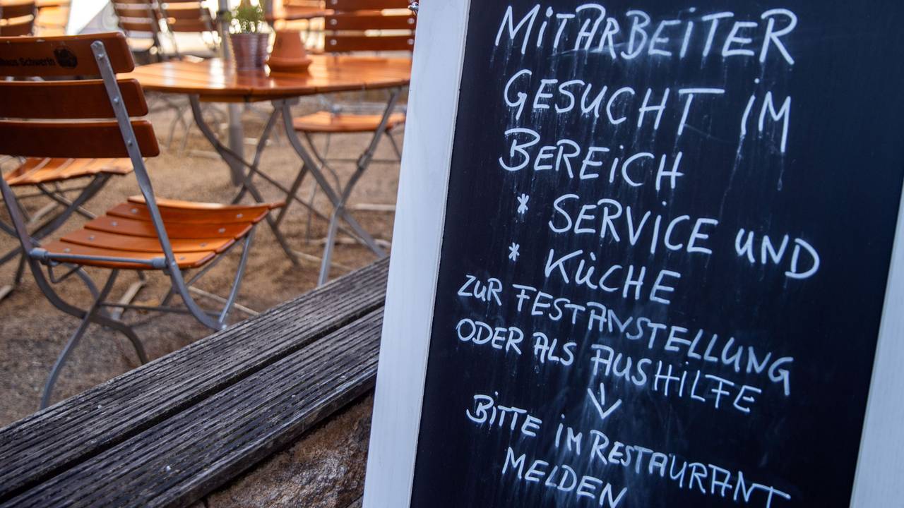 Tafel vor einem Restaurant in Schwerin, aufgenommen im August 2021.