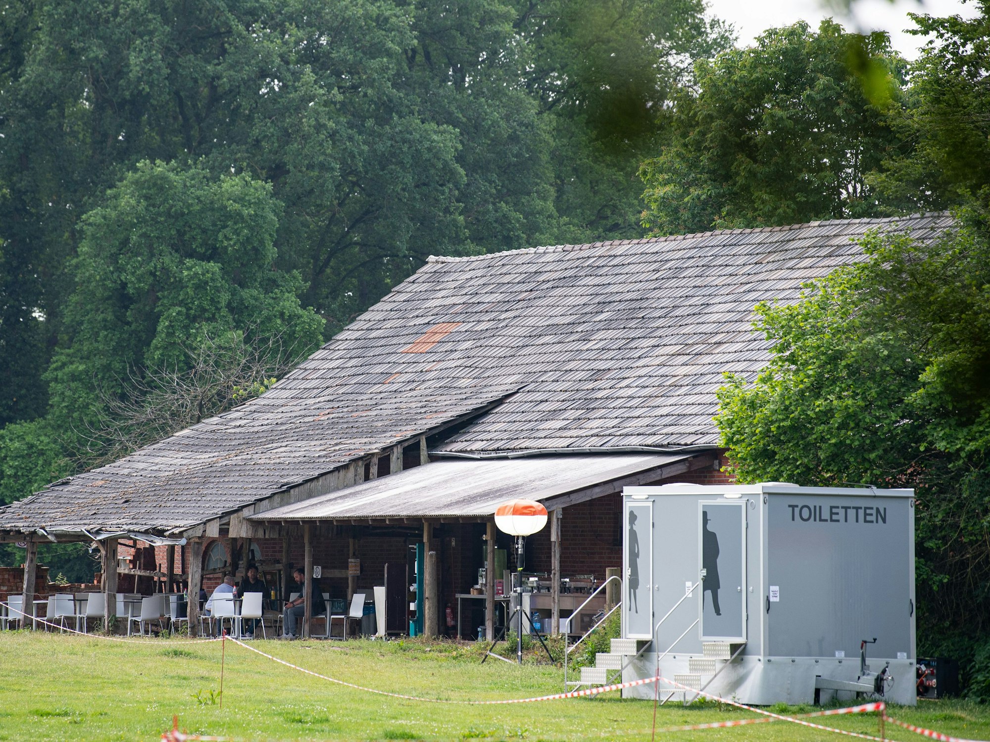 Rückansicht des Gebäudes, in dem der Fernsehsender RTL das „Sommerhaus der Stars“ gedreht hat.