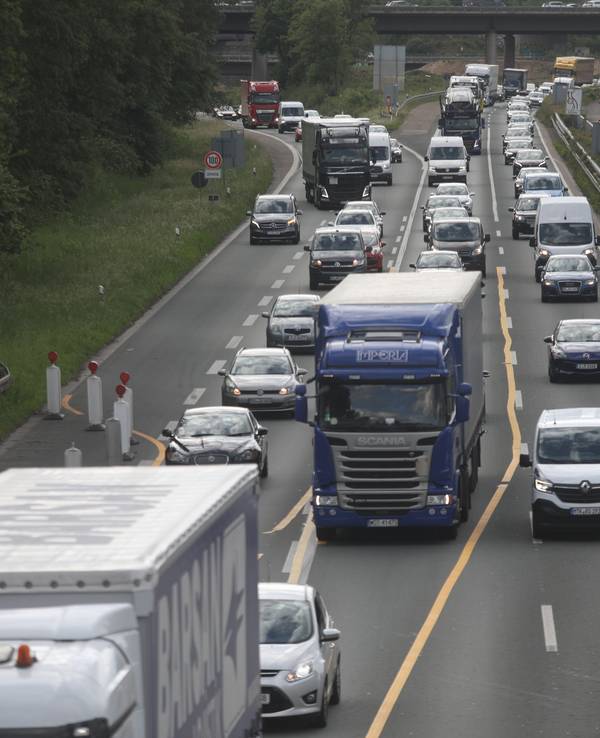 Fahrzeuge fahren auf A3 Höhe AK Heumar in Fahrtrichtung Süden.