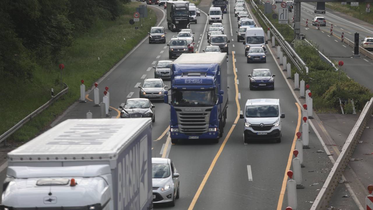 Fahrzeuge fahren auf A3 Höhe AK Heumar in Fahrtrichtung Süden.