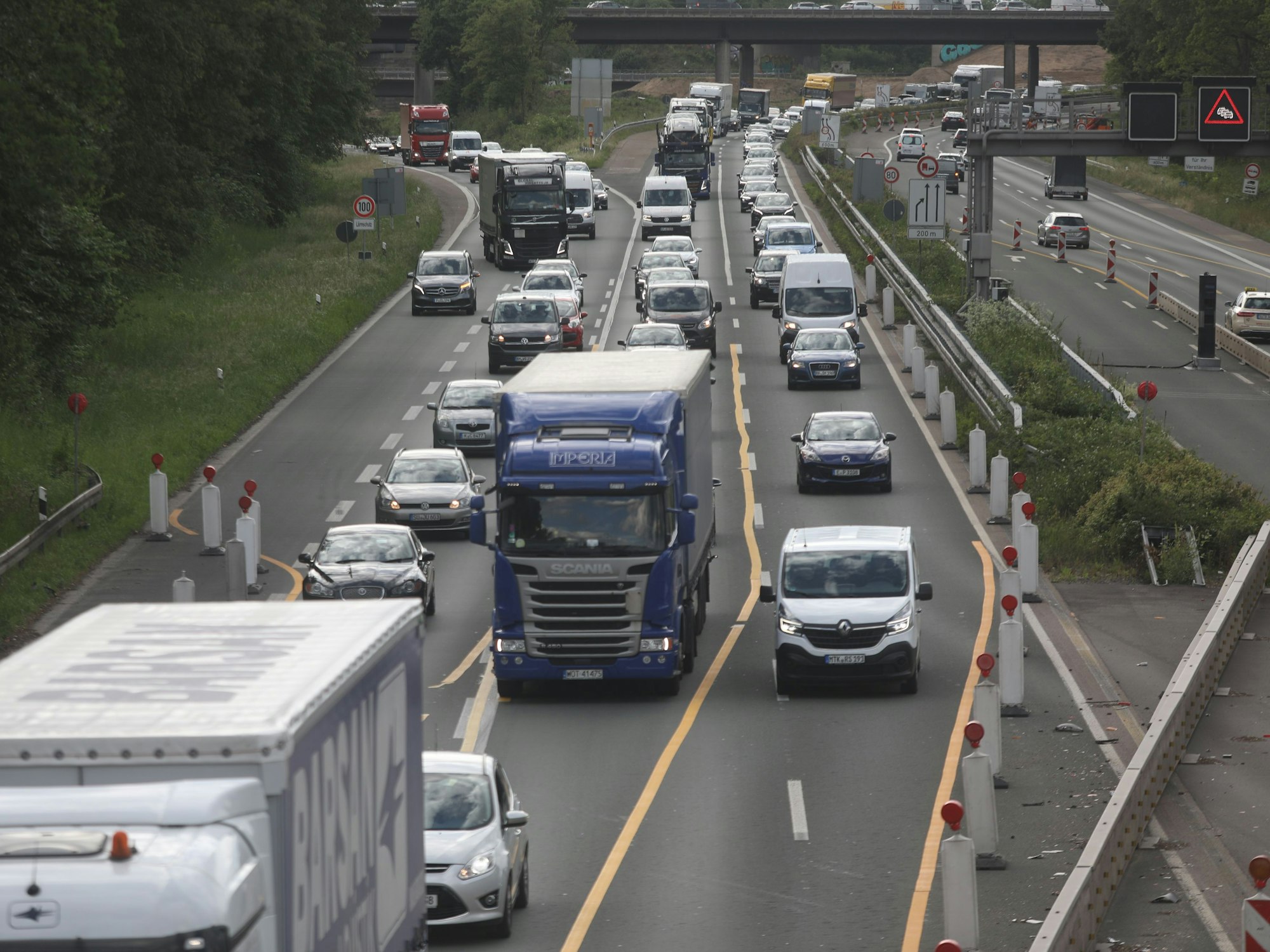 Fahrzeuge fahren auf A3 Höhe AK Heumar in Fahrtrichtung Süden.
