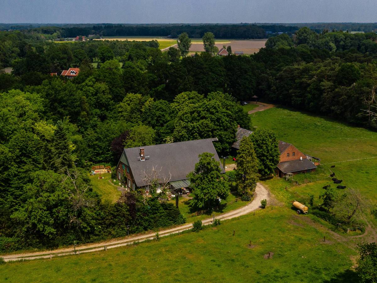 Ansicht des Hauses, wo der Fernsehsender RTL das „Sommerhaus der Stars“ drehen wird (Aufnahme mit Drohne).