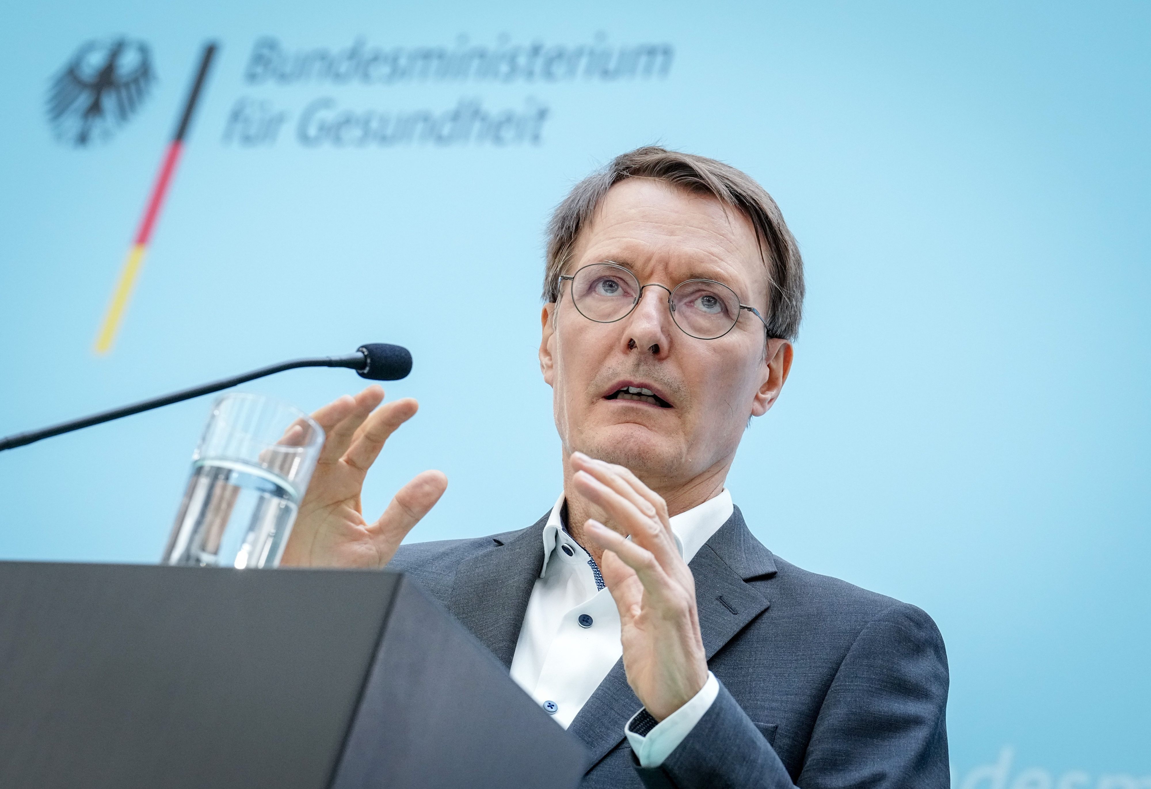 Karl Lauterbach spricht bei einer Pressekonferenz in Berlin.