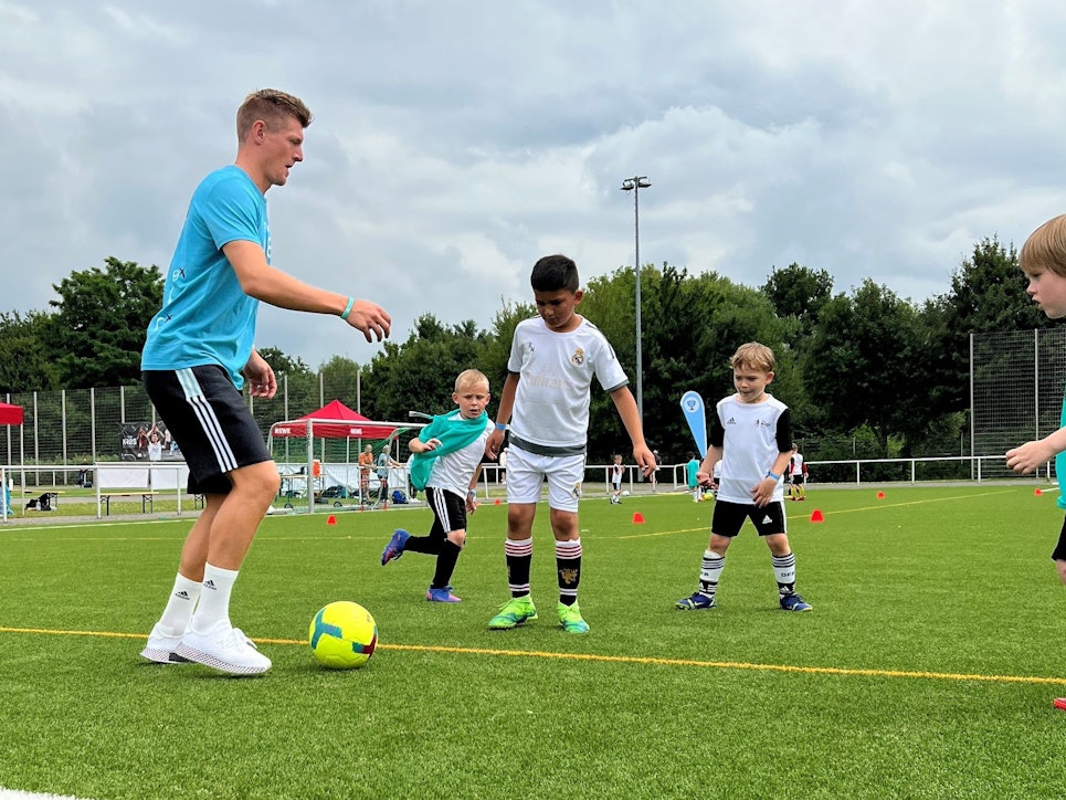 Toni Kroos spielt bei seinem Trainingscamp in Junkersdorf bei einer Trainings-Einheit mit mehreren Kindern Fußball.