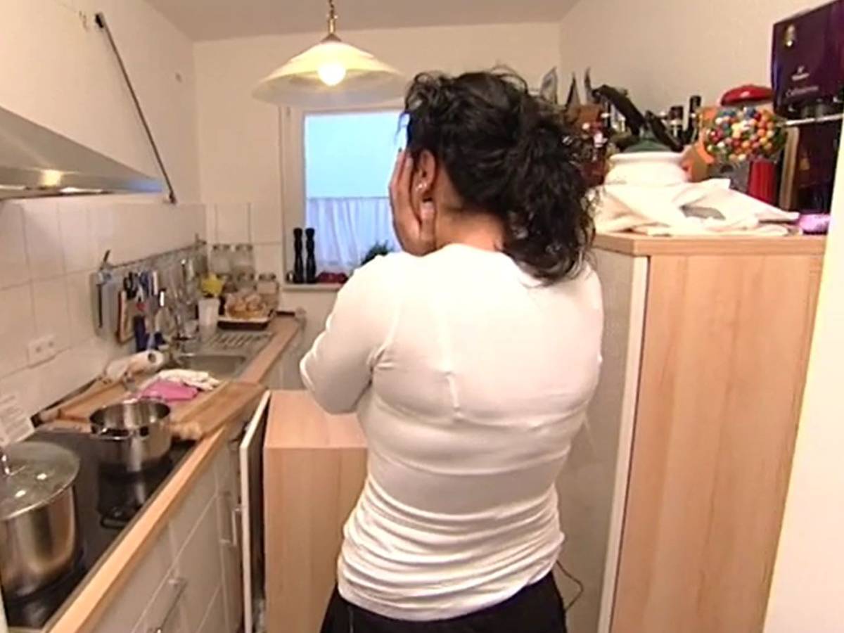 Hobbyköchin Benson aus Essen ist entsetzt: Ihr Küchenschrank ist von der Wand gefallen – pünktlich zum „Perfekten Dinner“.