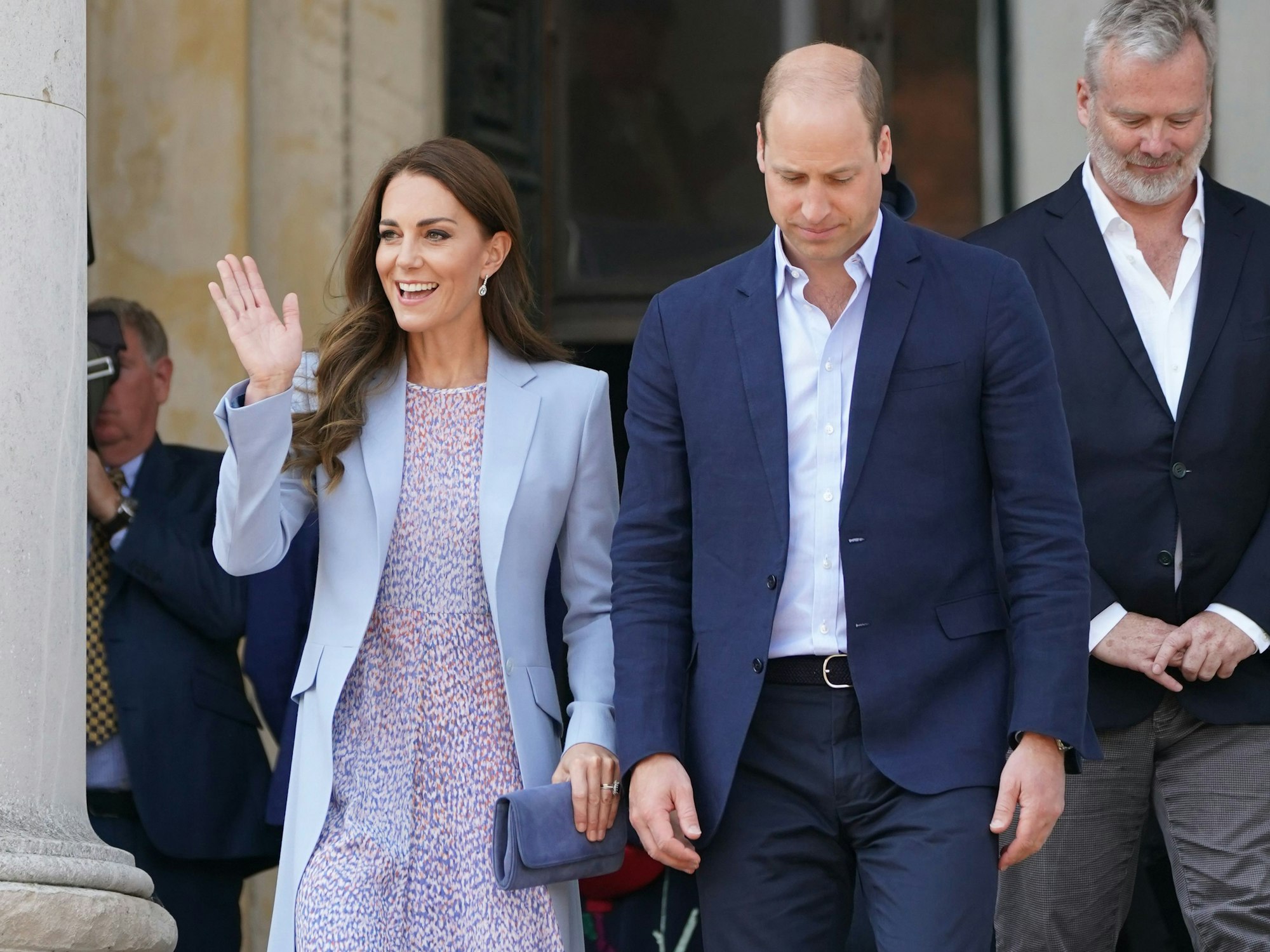Kate, Herzogin von Cambridge, und Prinz William, Herzog von Cambridge, verlassen das Fitzwilliam Museum in Cambridge, in dem sie sich ein gemaltes Porträt von sich selbst angeschaut haben, das zum ersten Mal der Öffentlichkeit zugänglich gemacht wird.
