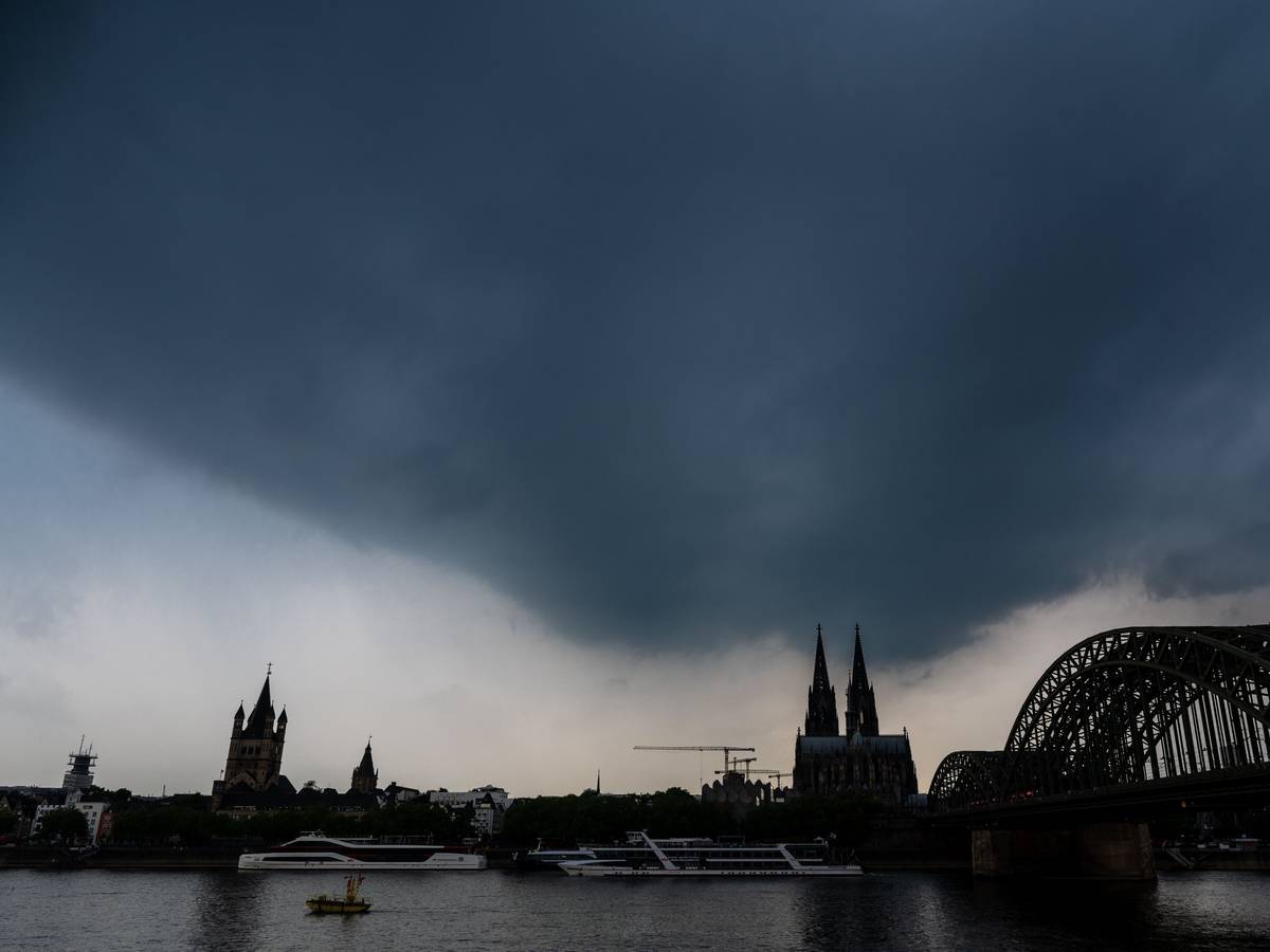 Dunkle Gewitterwolken über dem Kölner Dom. Dieses Foto wurde am 20. Mai 2022 aufgenommen.
