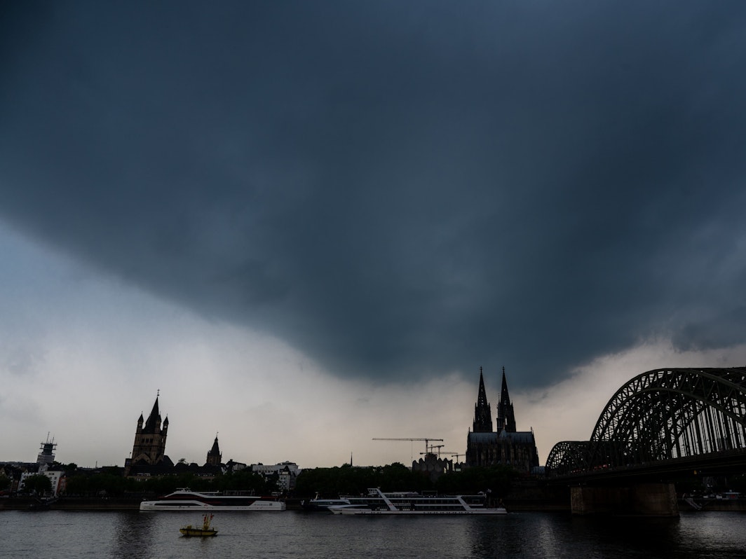 Dunkle Gewitterwolken über dem Kölner Dom. Dieses Foto wurde am 20. Mai 2022 aufgenommen.