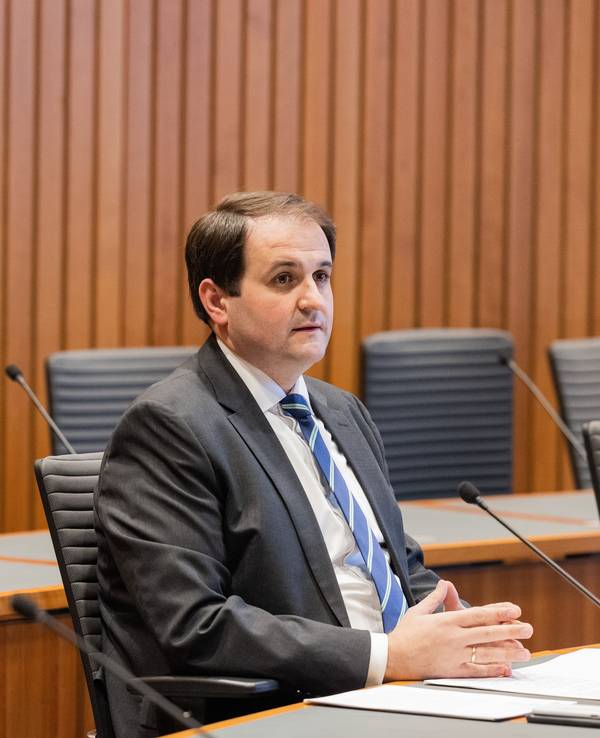 Nathanael Liminski (CDU), Chef der Staatskanzlei, sitzt am 26. Juni 2021 im Untersuchungsausschuss zur Hochwasserkatastrophe. Wird er der neue Schulminister von NRW?