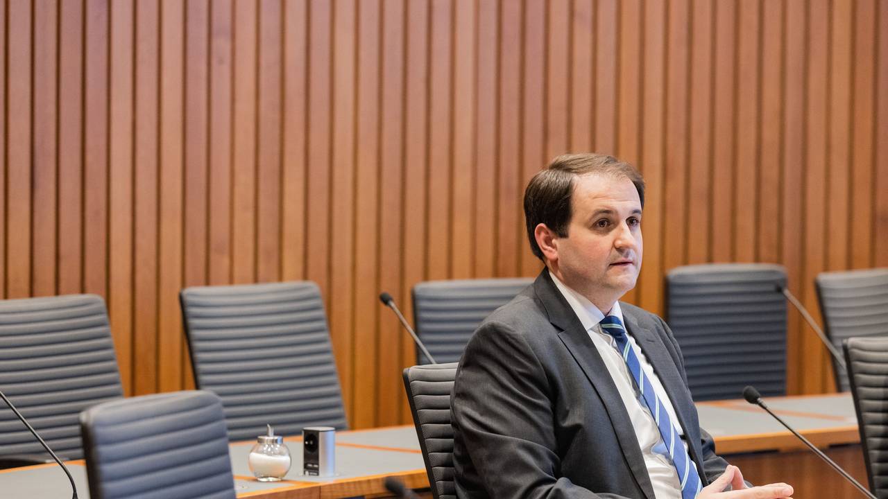 Nathanael Liminski (CDU), Chef der Staatskanzlei, sitzt am 26. Juni 2021 im Untersuchungsausschuss zur Hochwasserkatastrophe. Wird er der neue Schulminister von NRW?
