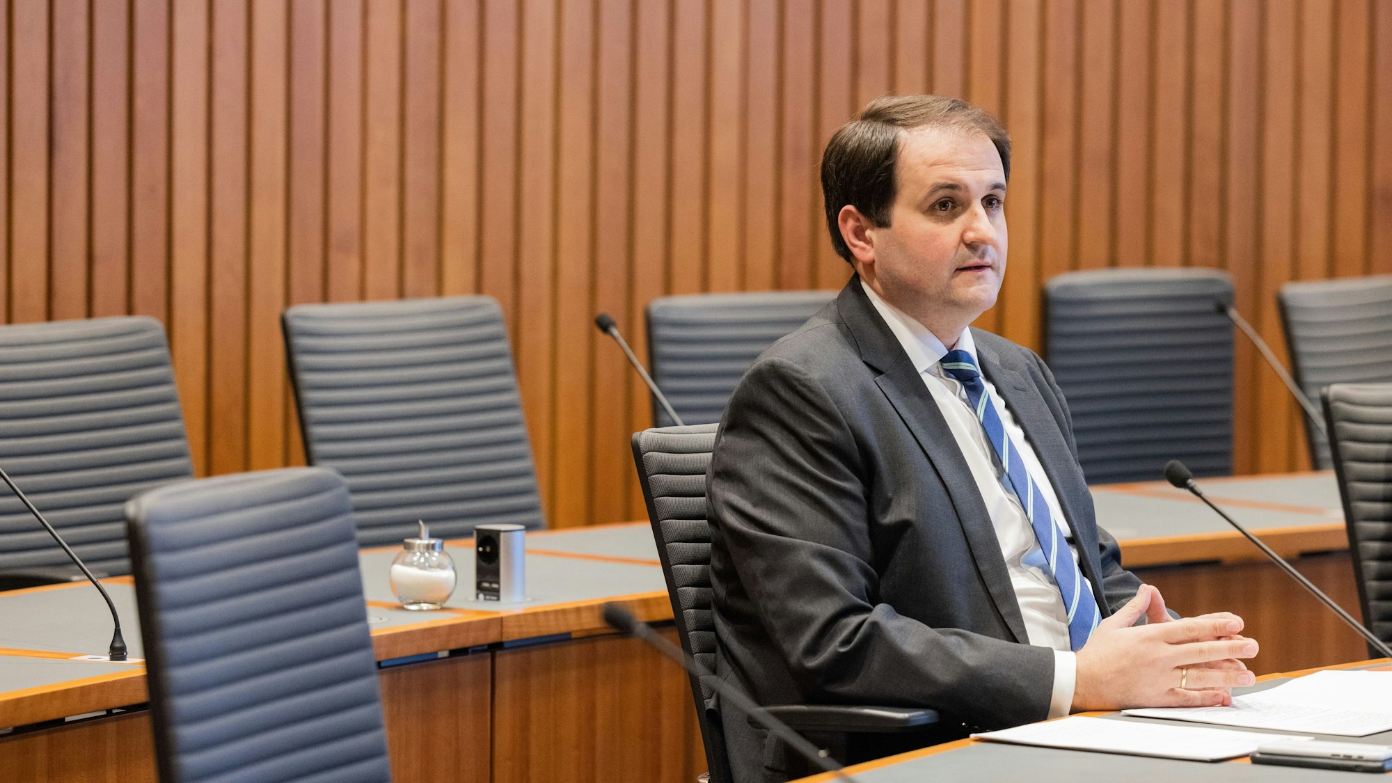 Nathanael Liminski (CDU), Chef der Staatskanzlei, sitzt am 26. Juni 2021 im Untersuchungsausschuss zur Hochwasserkatastrophe. Wird er der neue Schulminister von NRW?