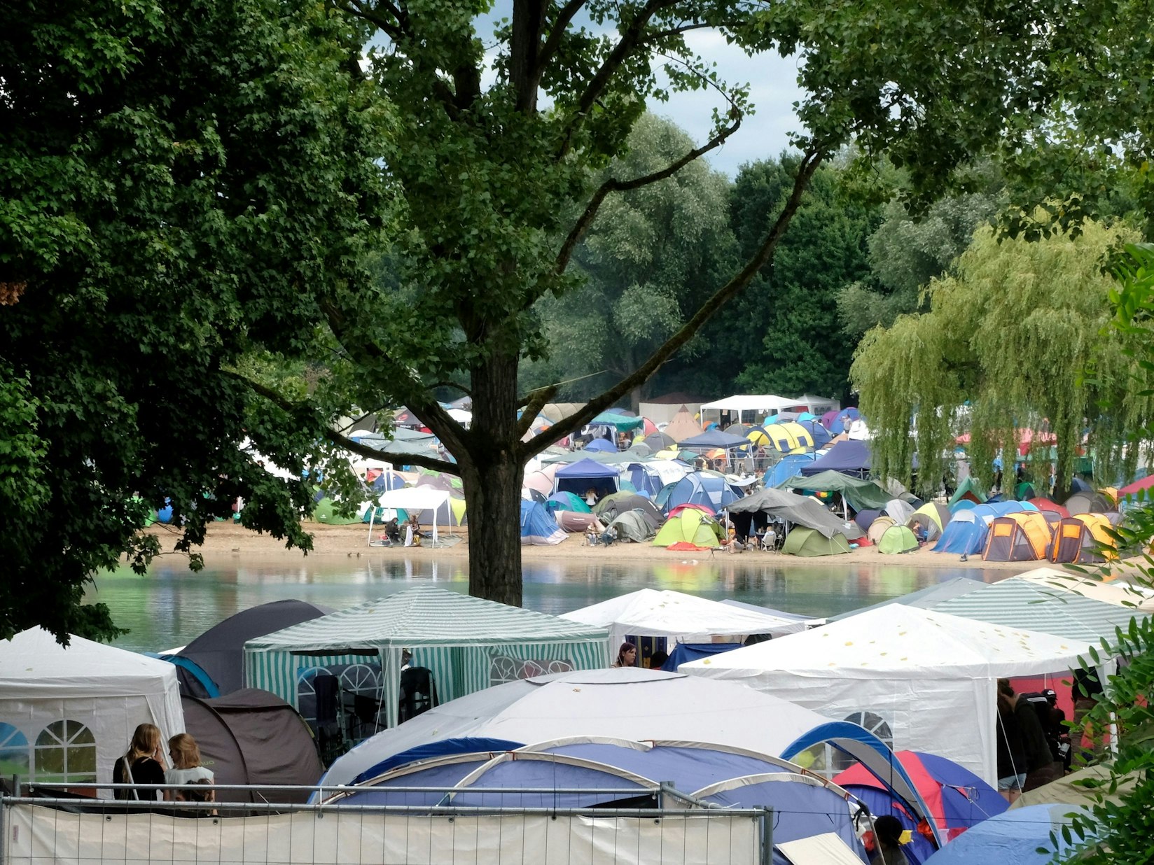 Mehrere Zelte beim Summerjam in Köln