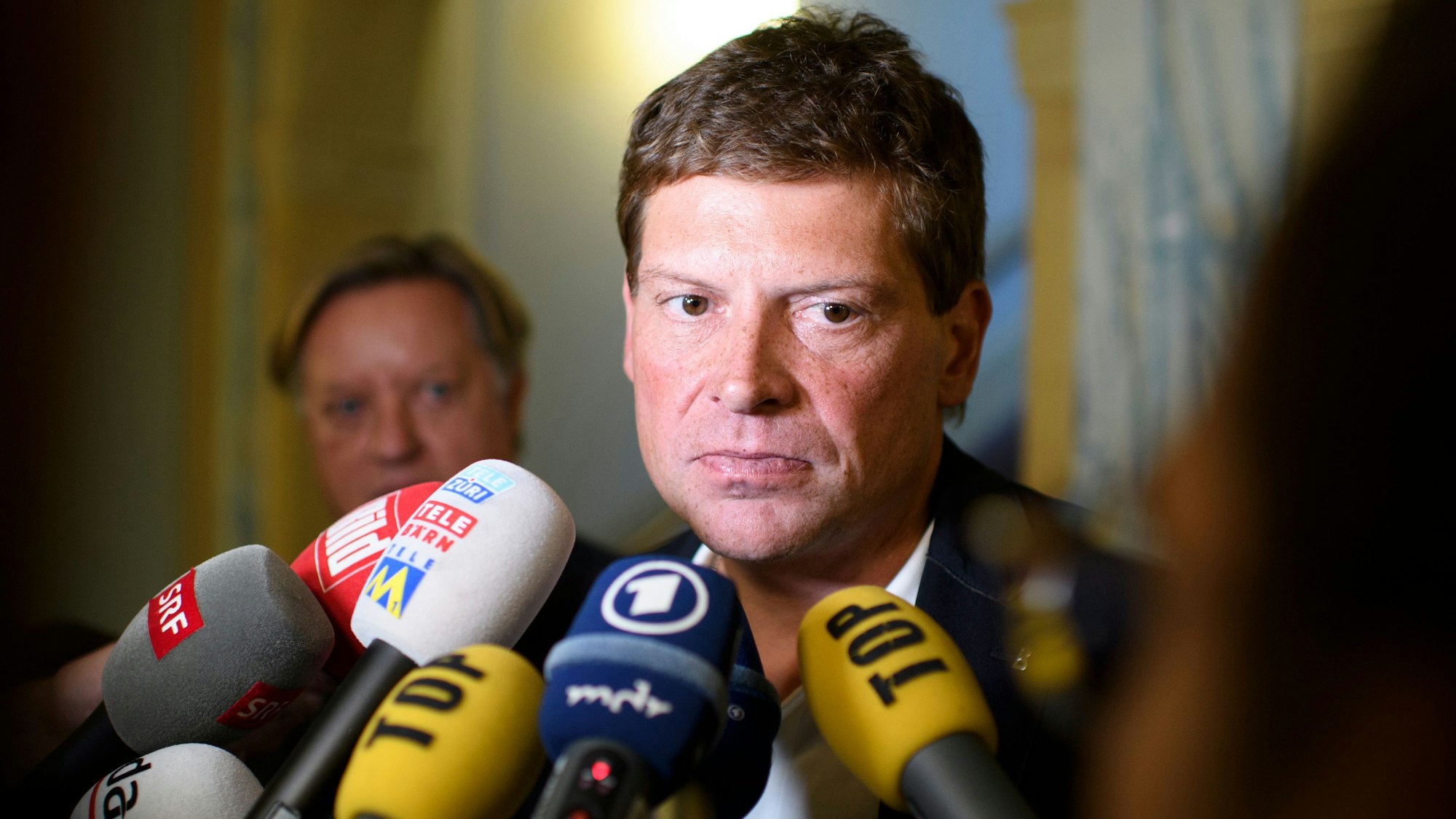 Radstar Jan Ullrich hört den Fragen der Journalisten zu.