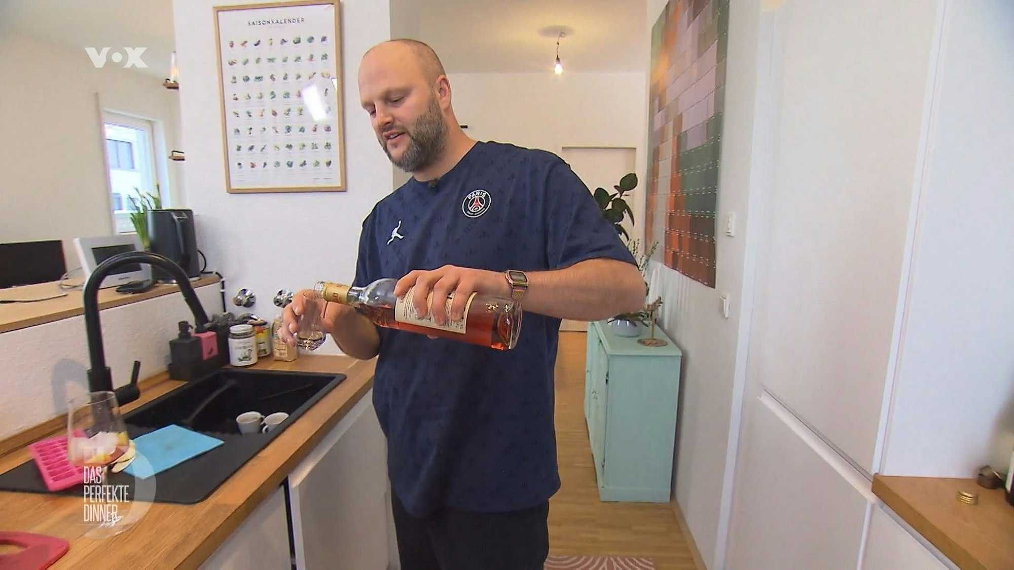 Gastgeber Marc steht am zweiten Tag von "Das perfekte Dinner" in Düsseldorf (TV-Ausstrahlung am 28. Juni 2022) in seiner Küche.