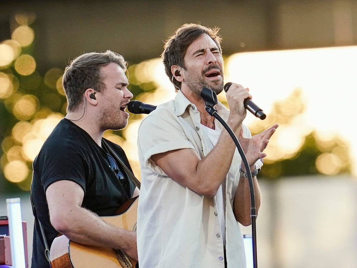Musiker Max Giesinger (r) tritt während der Feier auf.