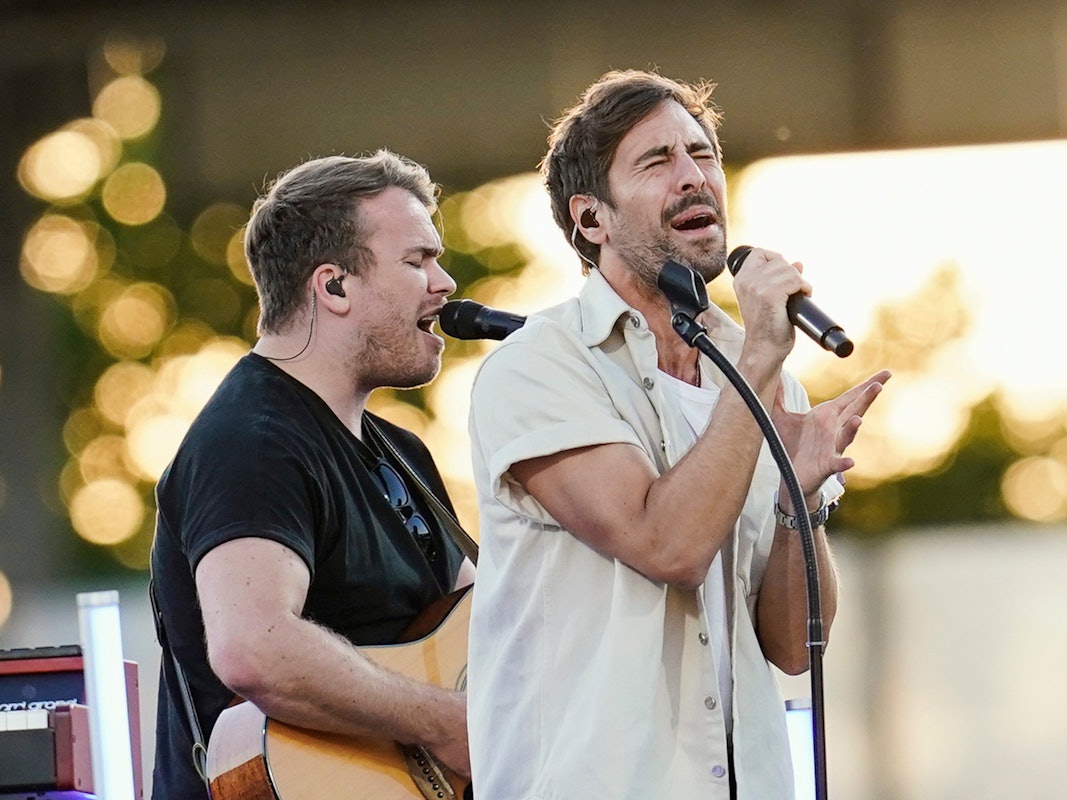 Musiker Max Giesinger (r) tritt während der Feier auf.
