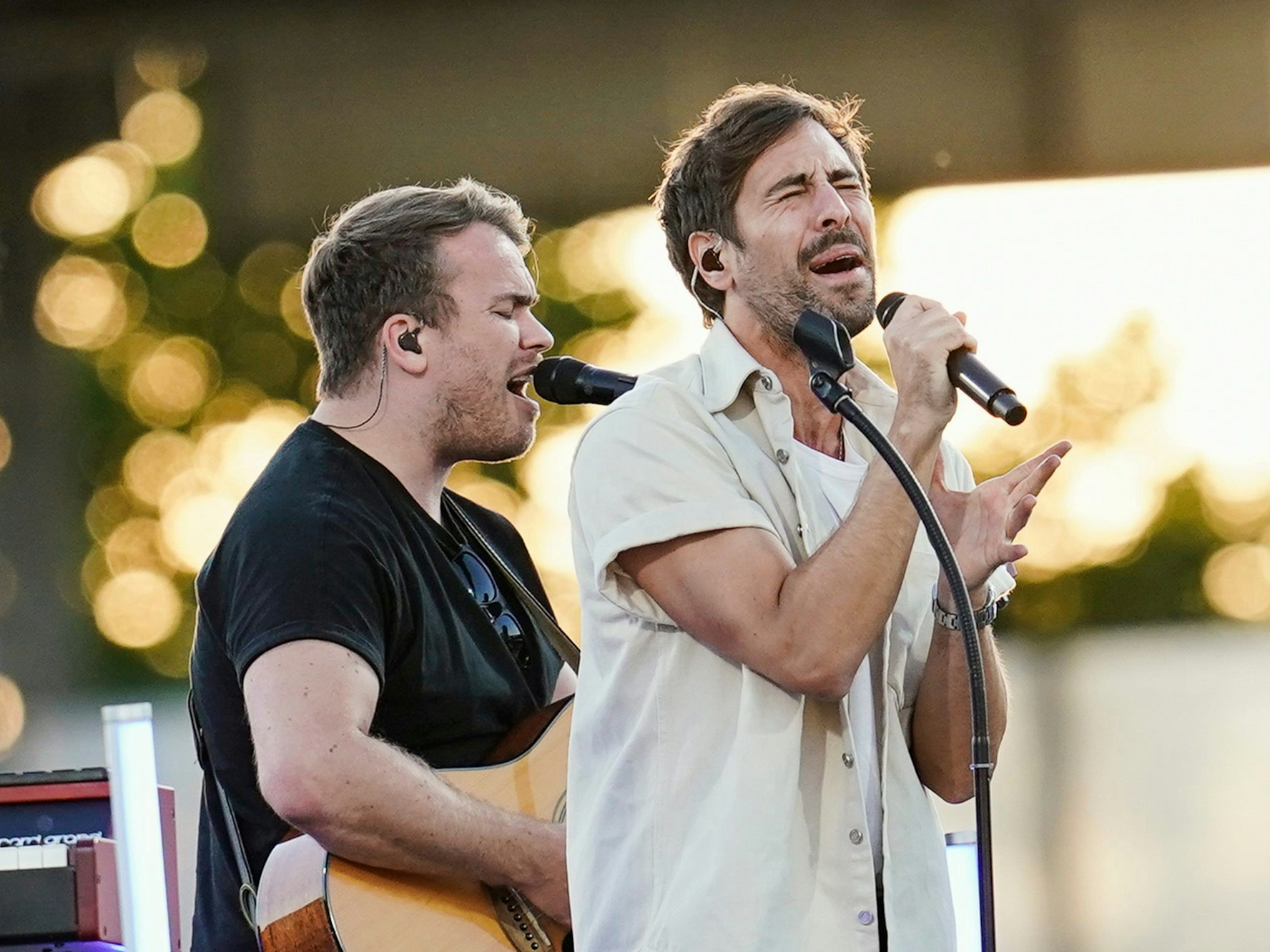 Musiker Max Giesinger (r) tritt während der Feier auf.
