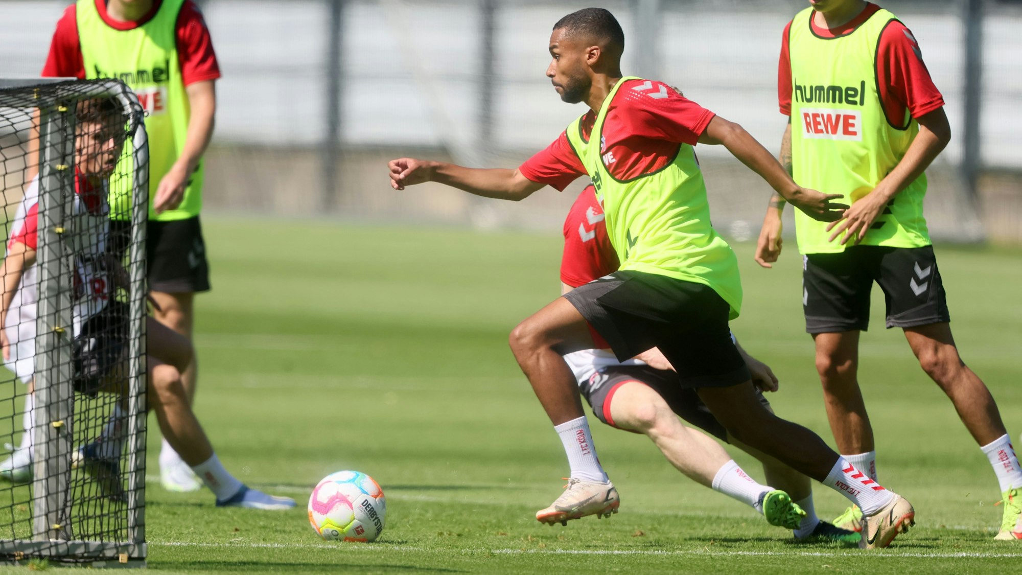 Linton Maina steht im FC-Training am Dienstag im Kleinfeld-Spiel vor dem Tor
