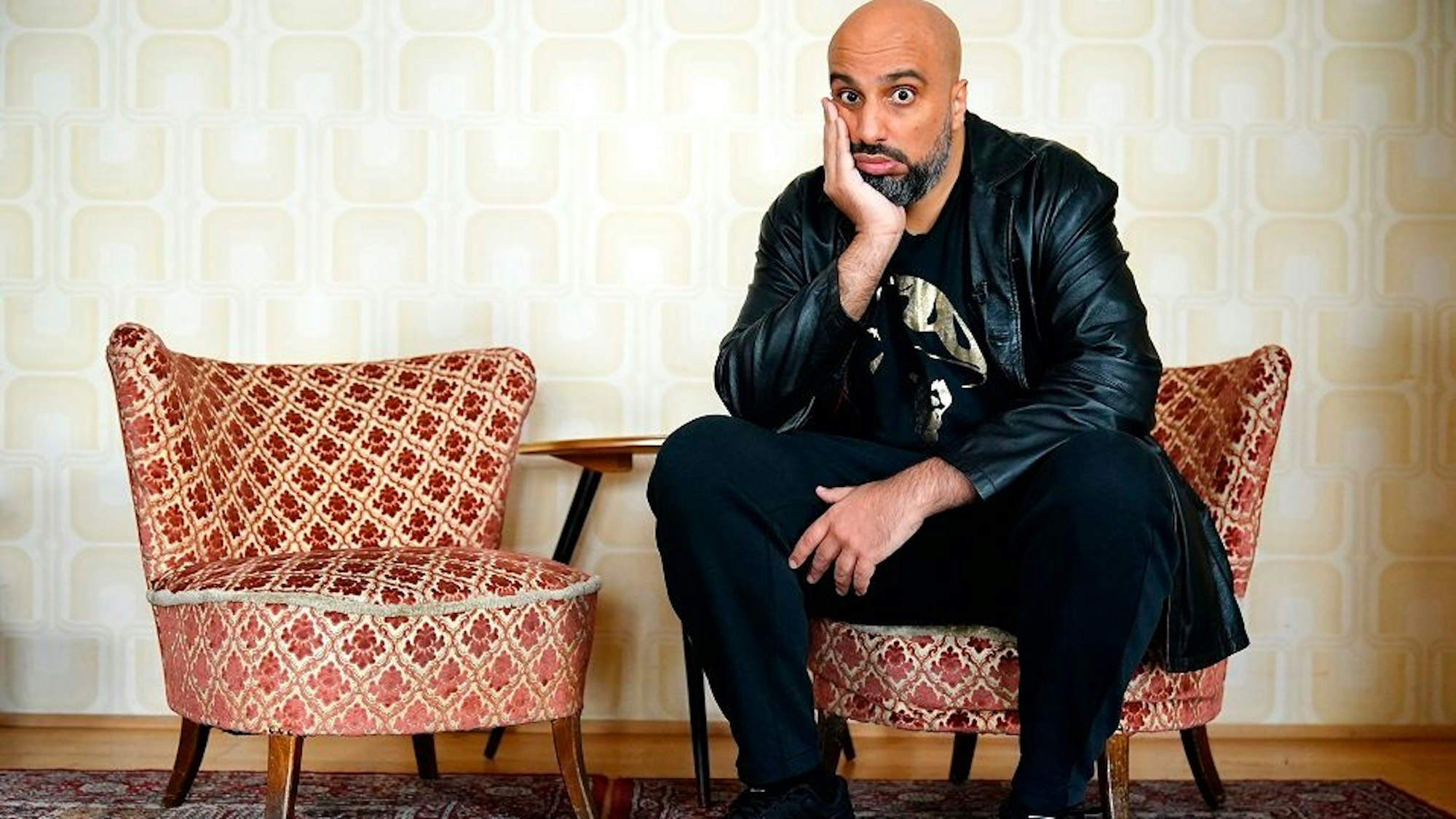 Abdelkarim schaut mit gelangweiltem Blick in die Kamera.