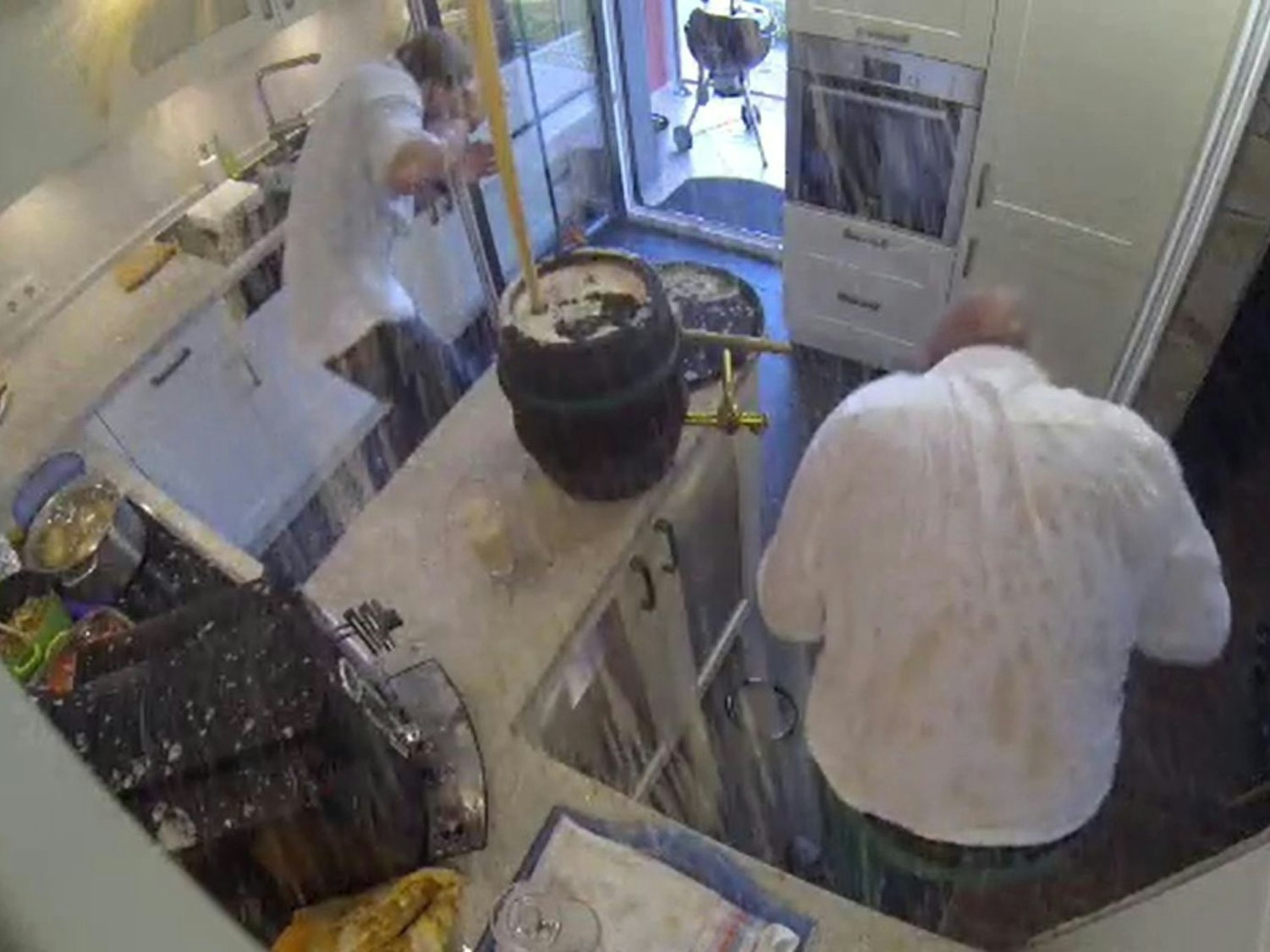 „Das perfekte Dinner“: Gastgeber Stefan kam in Gummersbach in den Genuss einer unverhofften Bierdusche.