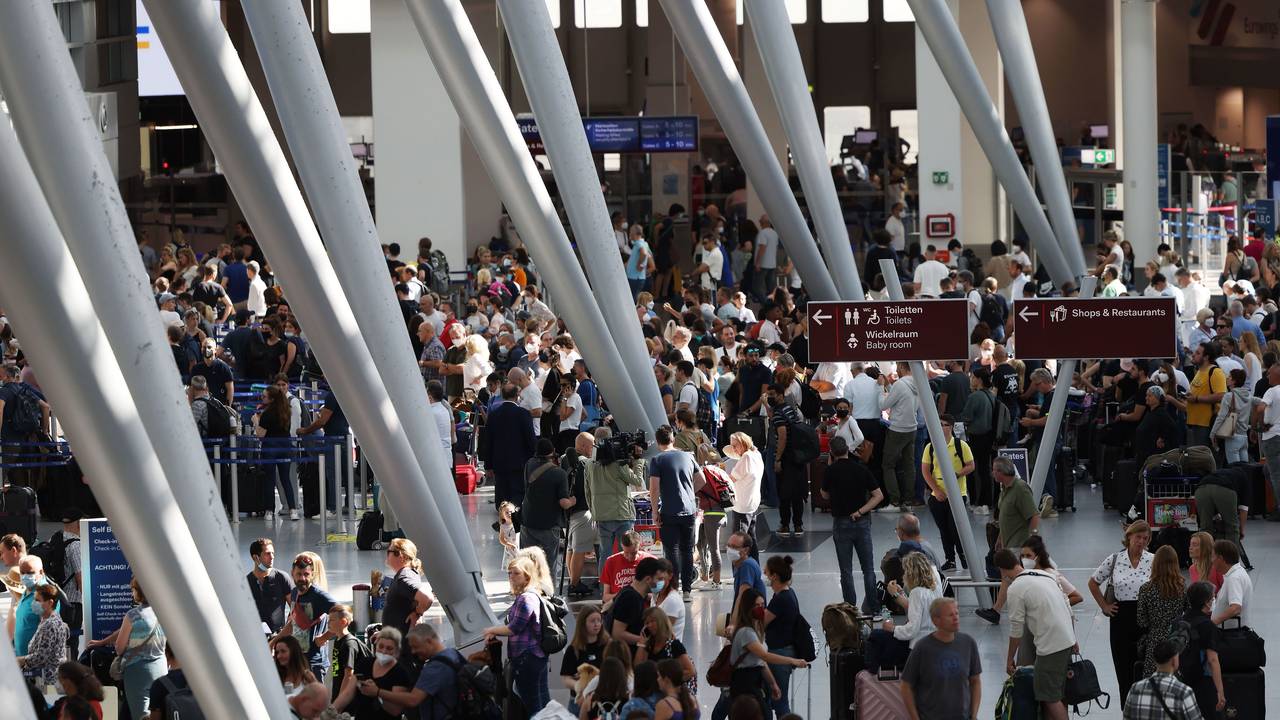 Passagiere stehen am 25. Juni 2022 im Flughafen Düsseldorf und warten auf ihre Abfertigungen.
