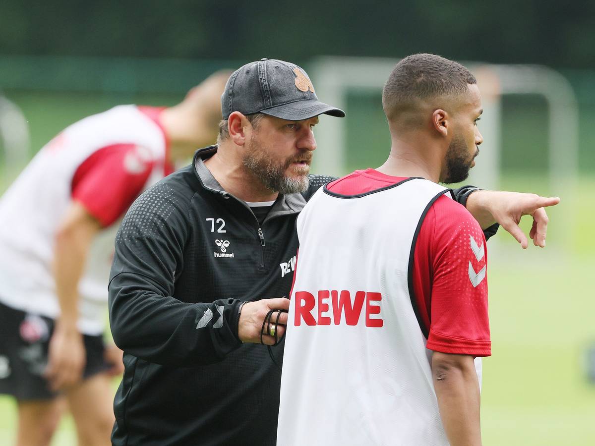 Steffen Baumgart gibt Neuzugang Linton Maina beim 1. FC Köln Anweisungen im Training