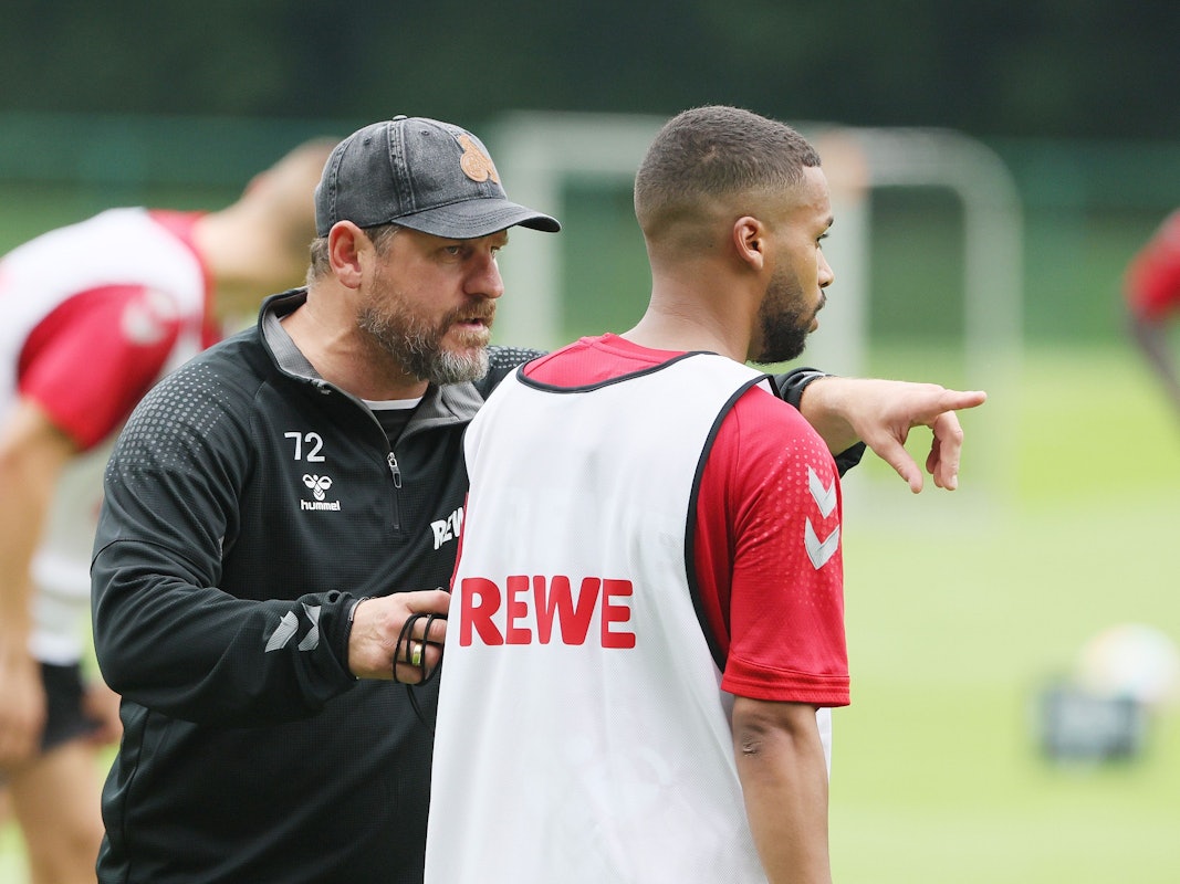 Steffen Baumgart gibt Neuzugang Linton Maina beim 1. FC Köln Anweisungen im Training
