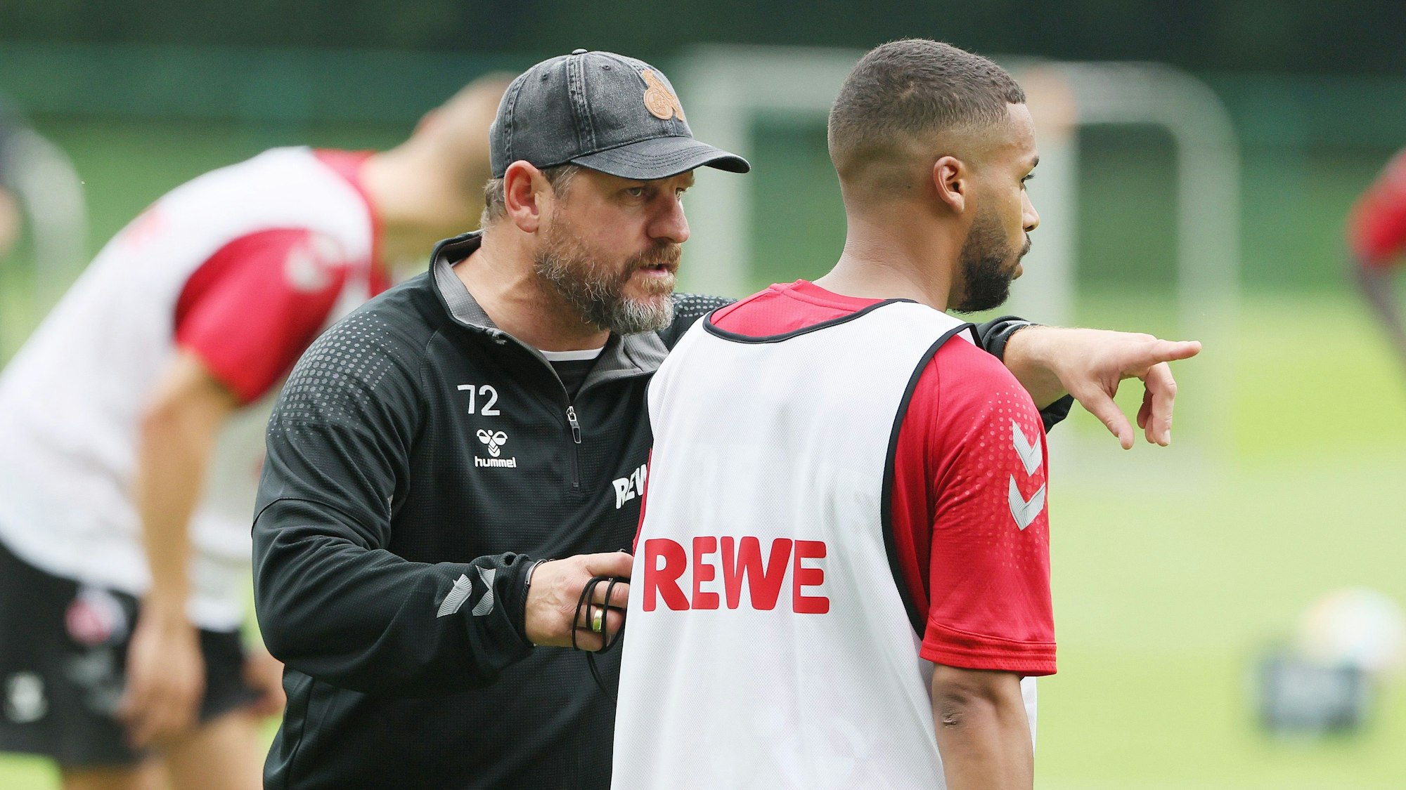 Steffen Baumgart gibt Neuzugang Linton Maina beim 1. FC Köln Anweisungen im Training