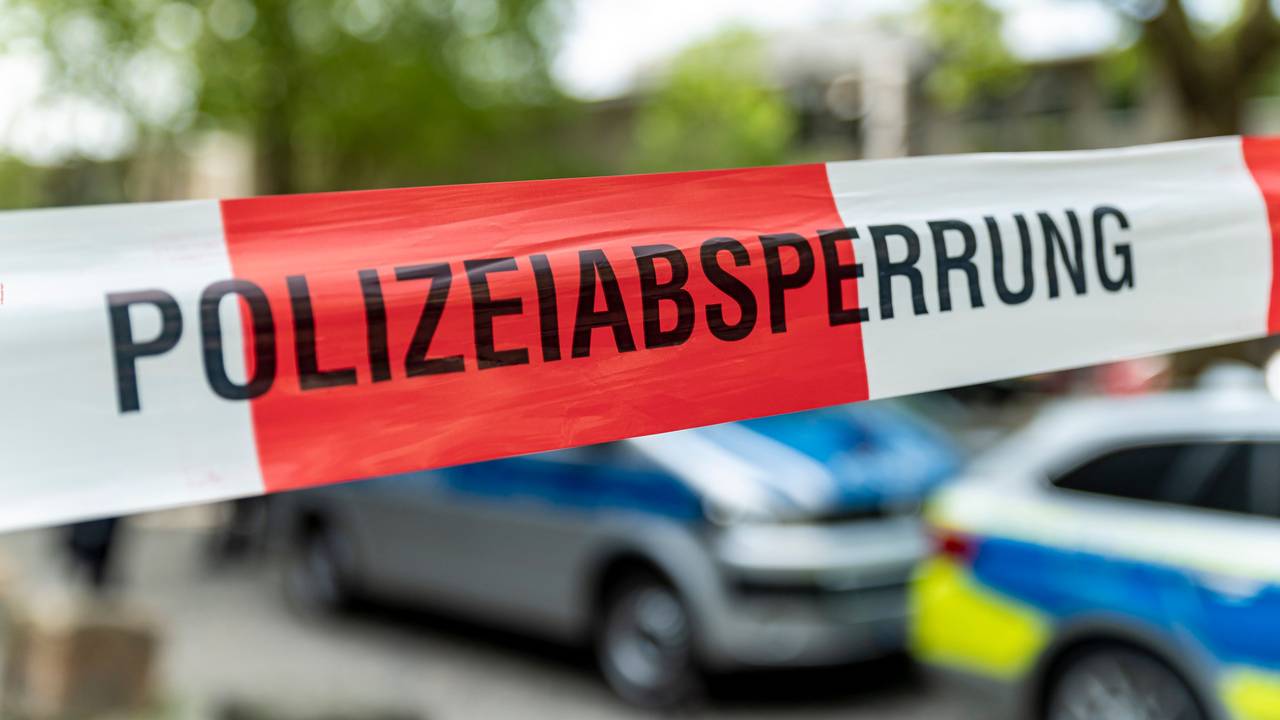 Ein mit Flatterband der Polizei NRW abgesperrter Bereich in der Kölner Innenstadt.