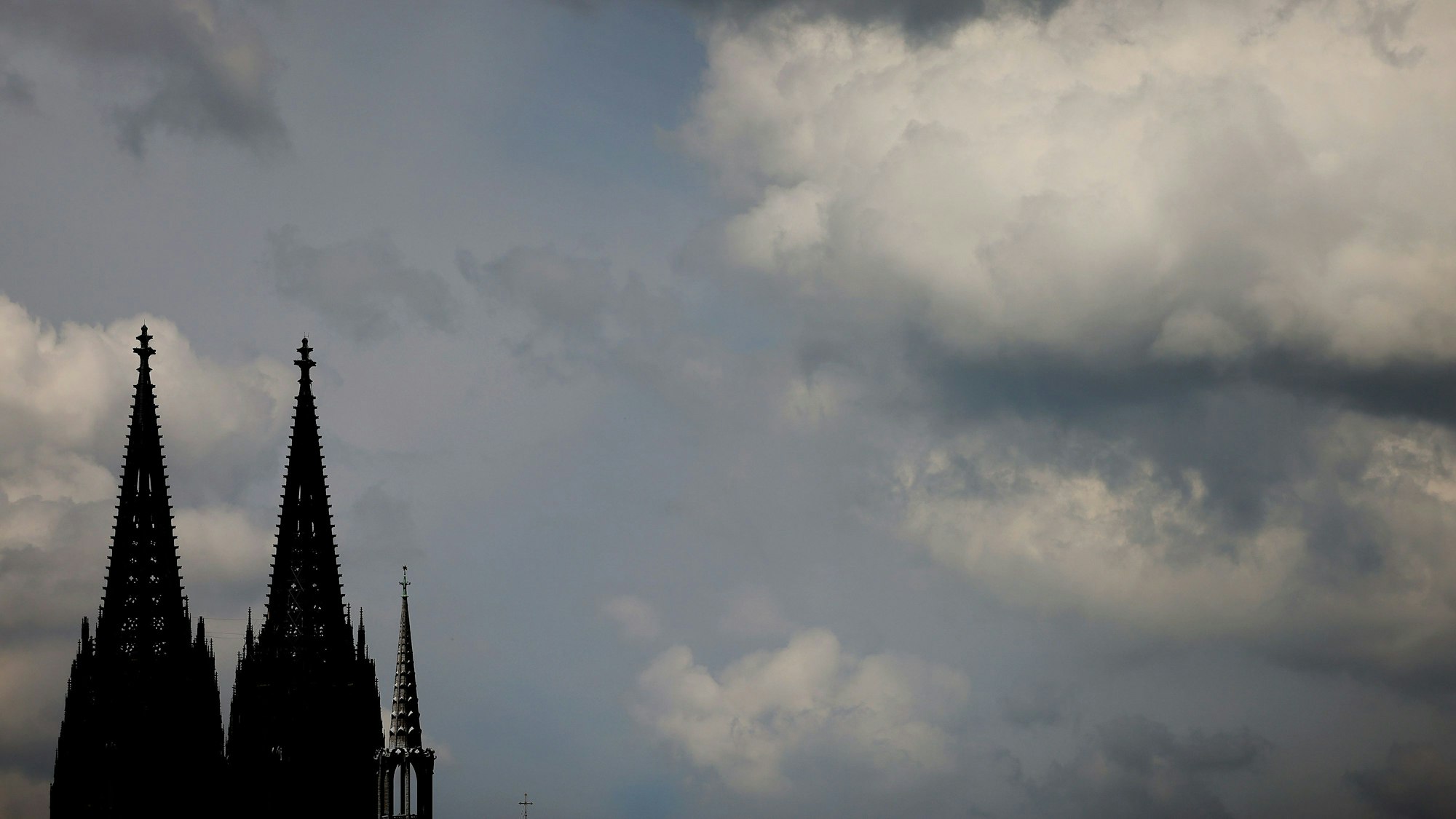 Wolken ziehen am Kölner Dom vorbei-