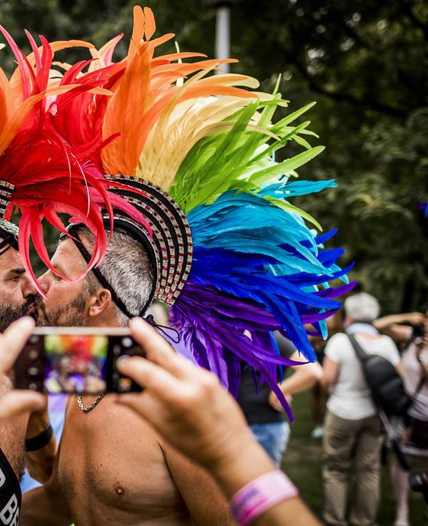 2022 findet der EuroPride in Serbien statt. Das Foto zeigt Teilnehmerinnen und Teilnehmer in ausgefallenen Kostümen am 23. Juli 2016 beim EuroPride in Amsterdam. Die europaweite internationale Gay-Pride-Veranstaltung fand erstmals 1992 statt.