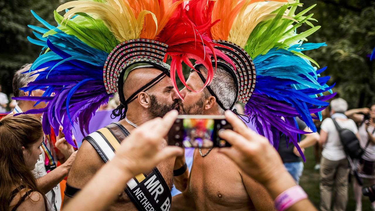 2022 findet der EuroPride in Serbien statt. Das Foto zeigt Teilnehmerinnen und Teilnehmer in ausgefallenen Kostümen am 23. Juli 2016 beim EuroPride in Amsterdam. Die europaweite internationale Gay-Pride-Veranstaltung fand erstmals 1992 statt.