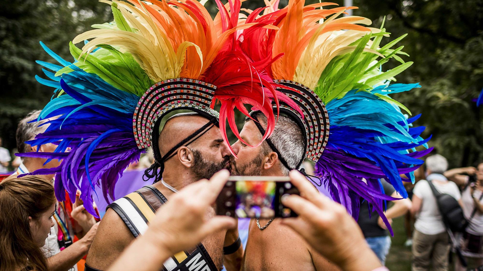 2022 findet der EuroPride in Serbien statt. Das Foto zeigt Teilnehmerinnen und Teilnehmer in ausgefallenen Kostümen am 23. Juli 2016 beim EuroPride in Amsterdam. Die europaweite internationale Gay-Pride-Veranstaltung fand erstmals 1992 statt.