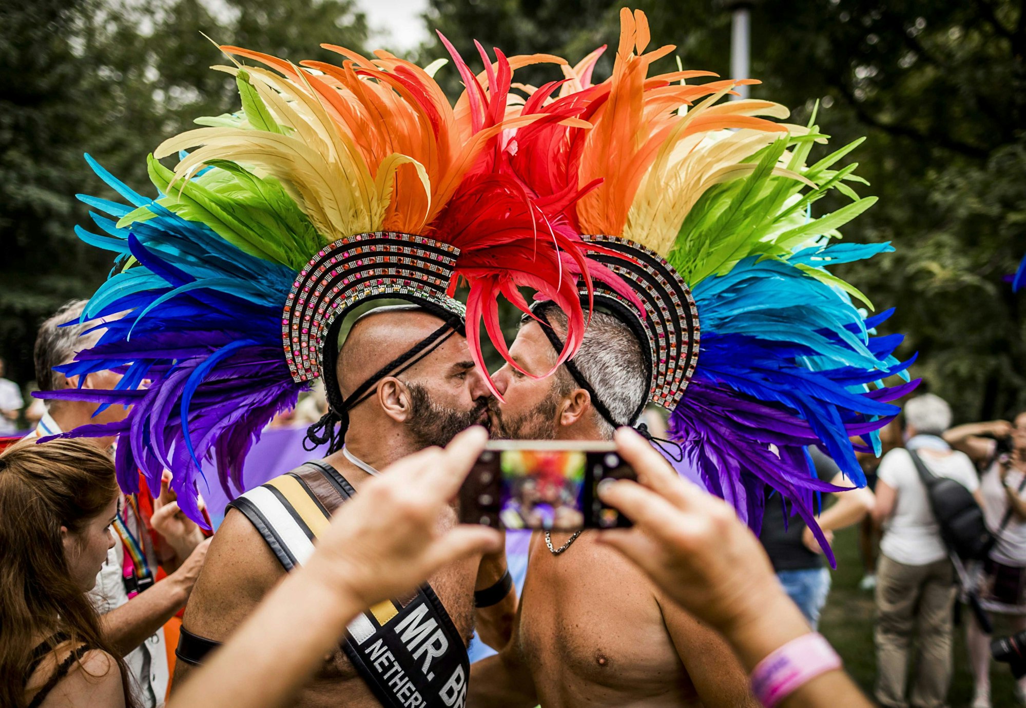 Während der Europride in Amsterdam, am 23. Juli 2016 küssen sich zwei Männer.