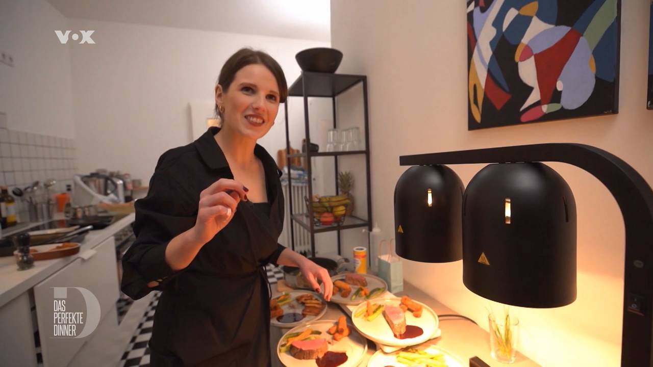 „Das perfekte Dinner“: Julia liegt perfekt im Zeitplan: Auf die Minute genau ist die Hauptspeise servierbereit.