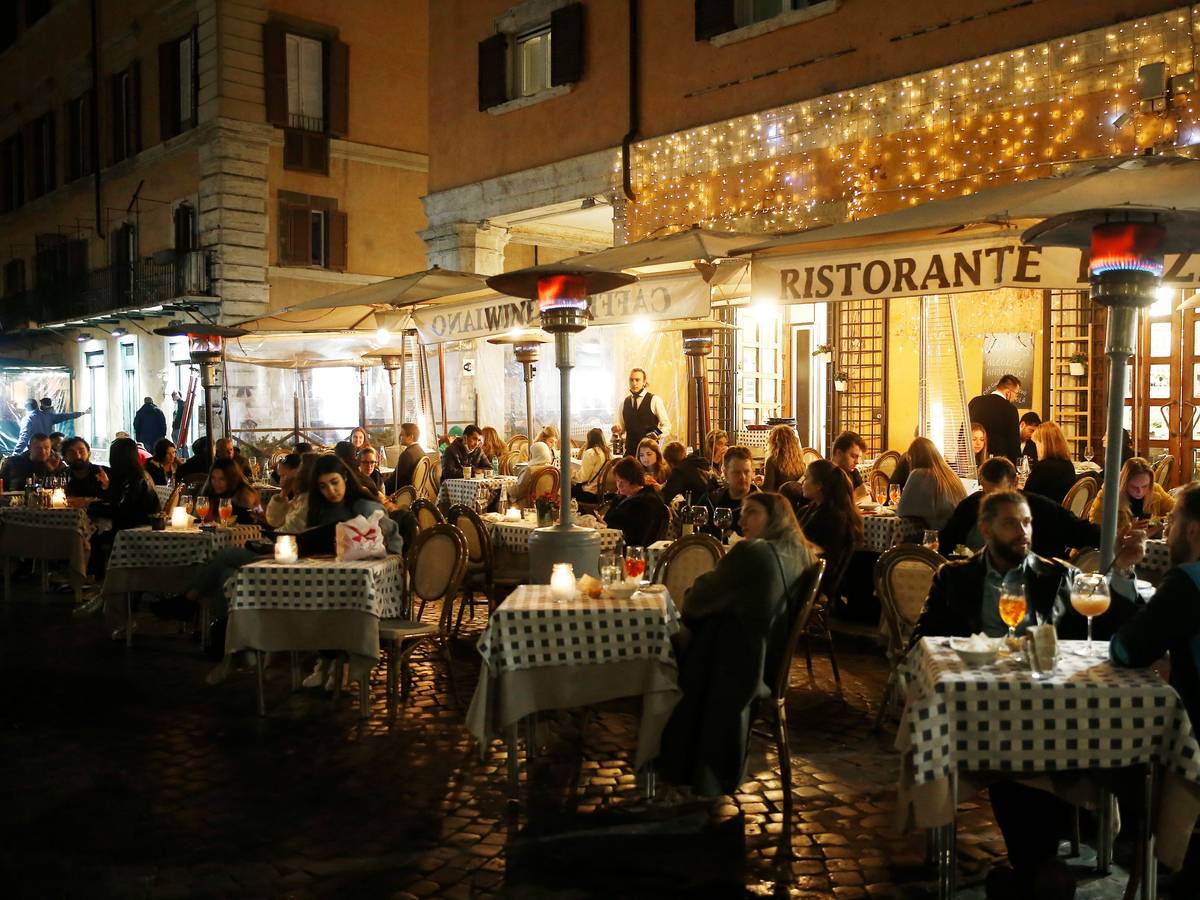 Auch in den Urlaubsländern ist das Leben teurer geworden. Das Bild zeigt ein Restaurant in Italien, in dem Menschen draußen sitzen, aufgenommen im März 2022.