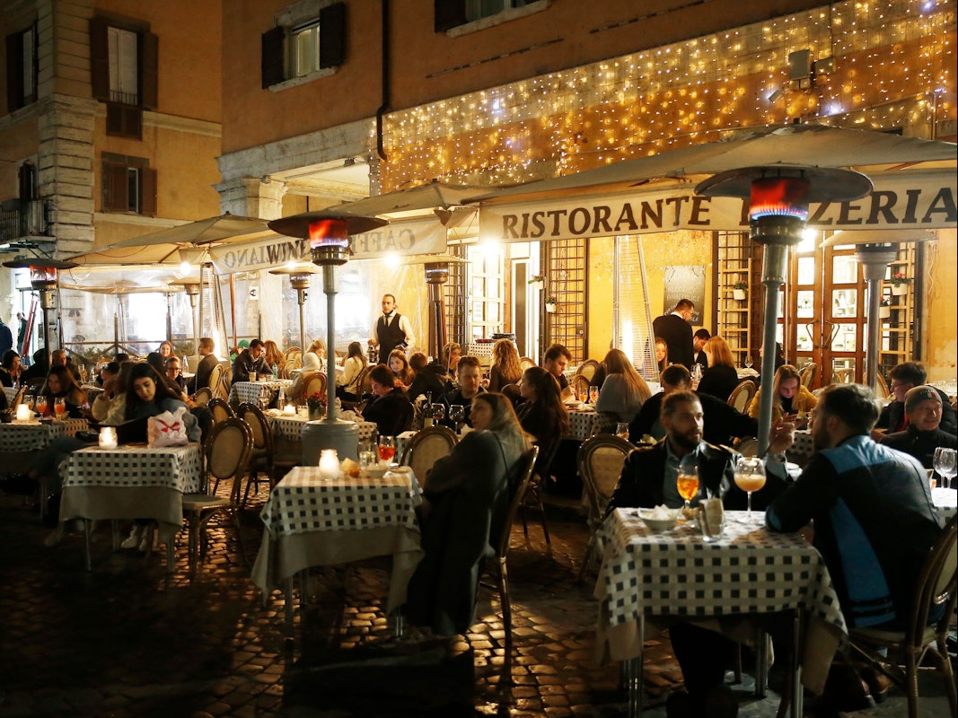 Auch in den Urlaubsländern ist das Leben teurer geworden. Das Bild zeigt ein Restaurant in Italien, in dem Menschen draußen sitzen, aufgenommen im März 2022.
