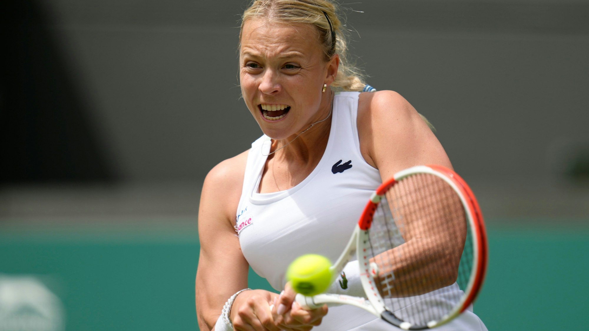 Anett Kontaveit returniert einen Ball im Wimbledon-Match gegen Jule Niemeier.