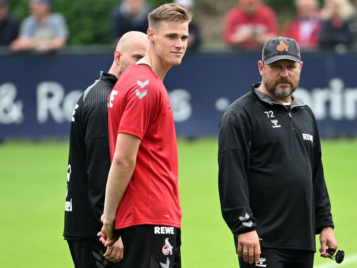 Trainer Steffen Baumgart und Neuzugang Steffen Tigges stehen beisammen.